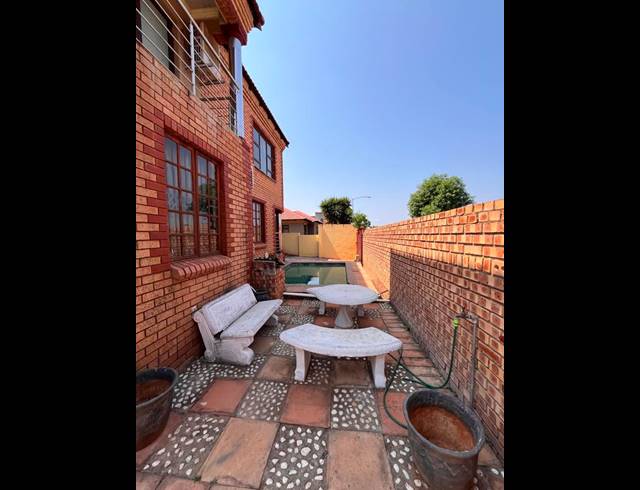 8 BEDROOM HOUSE FOR SALE IN LOTUS GARDENS